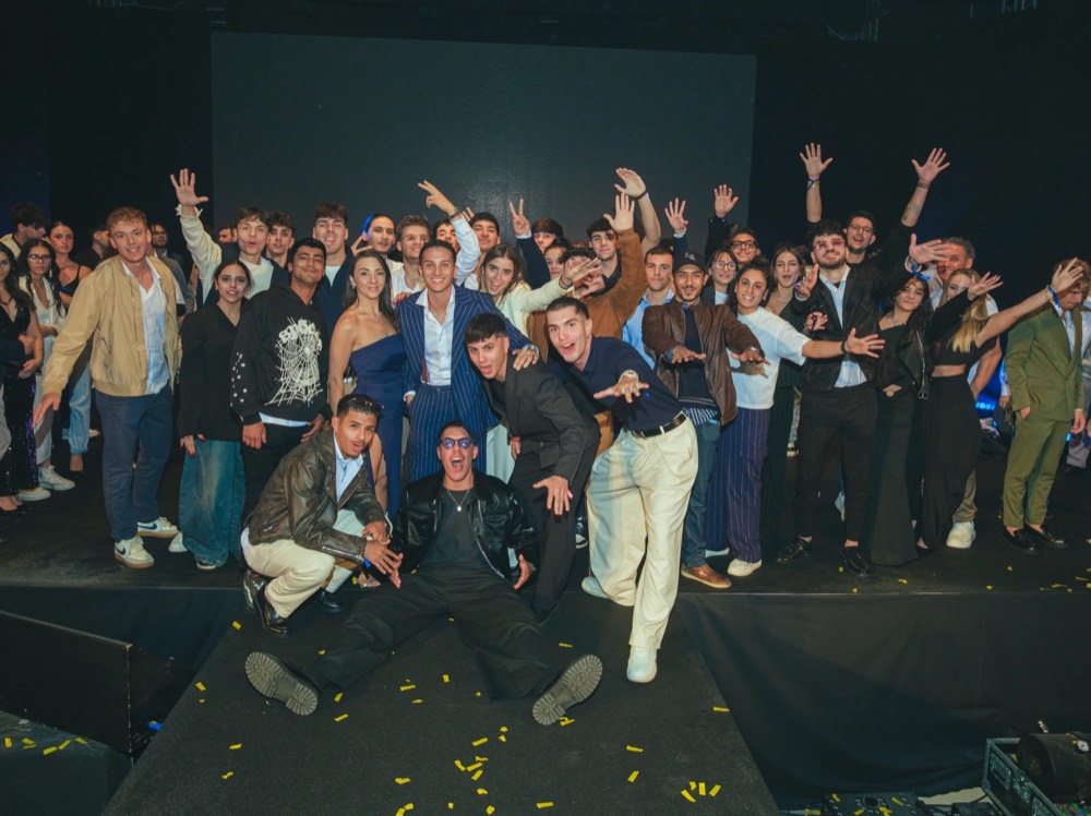 Jacopo sul palco Inspirar con la community, festa a fine evento